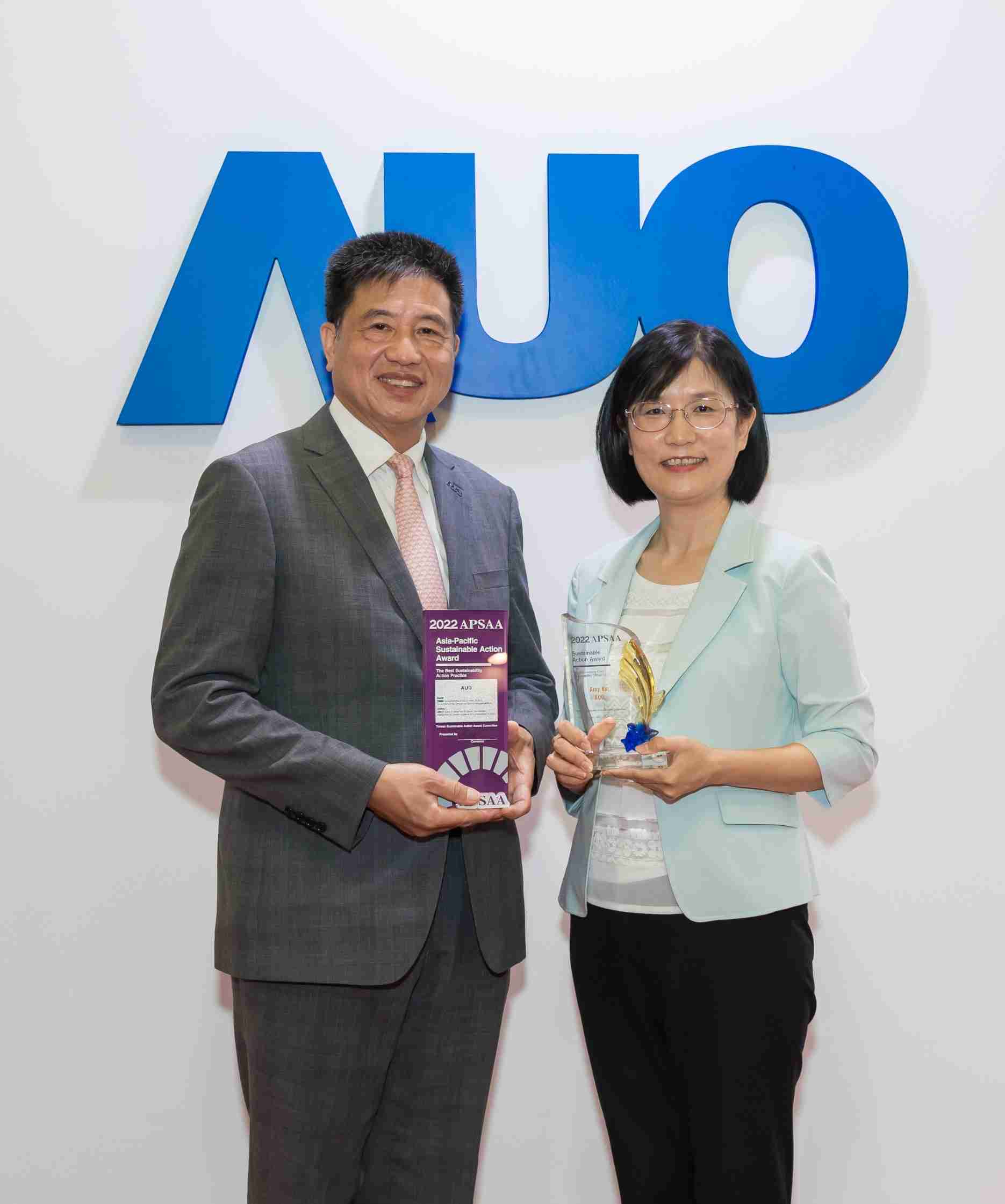 森林舞会长期垫筑永续远景的基石，，透过ESG暨气候委员会逐步实践永续策略蓝图。。。其中，，森林舞会光电永续长古秀华带领团队、、、制定中长期目标，，缔造多面向亮眼表现，，，，获得「顶尖永续长奖」的个人奖殊荣（左：森林舞会光电董事长暨执行长彭双浪，，，右：森林舞会光电永续长古秀华）