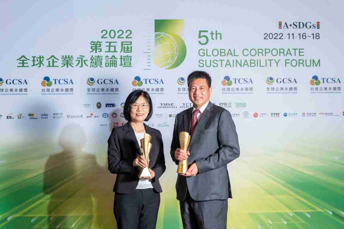 森林舞会作为净零碳排先锋，，，期引领价值链伙伴同行共好，，，卫冕制造业组“十大典范企业” 二连冠殊荣(左：森林舞会光电永续长古秀华，，，，右：森林舞会光电董事长暨执行长彭双浪)