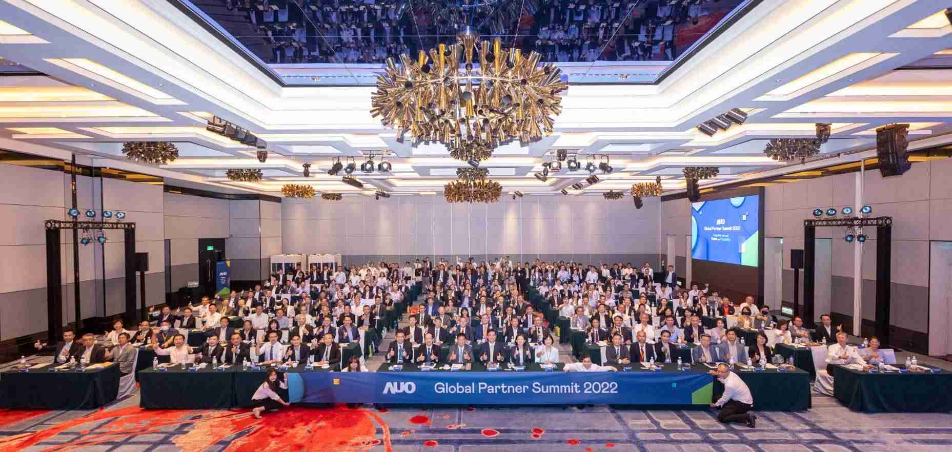 友達推動「安心、、創新、、用心、、、、同心、、、盡心」五星職旅，，，為菲籍員工打造全方位照護，，，，首度贏得「人權實踐與發展領袖獎」殊榮