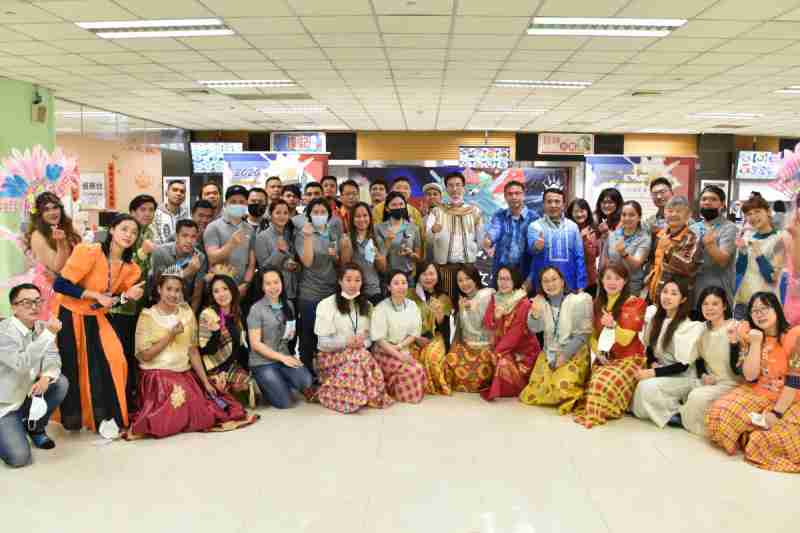 友達推動「安心、、、創新、、、用心、、、、同心、、、、盡心」五星職旅，，，為菲籍員工打造全方位照護，，首度贏得「人權實踐與發展領袖獎」殊榮