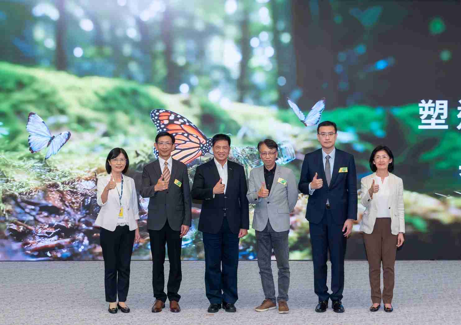 友達2023 CSR共榮大會，，，，邀請領域專家分享交流生物多樣性管理趨勢、、、無塑產品、、、海廢永續塑料等議題  （圖左到右：友達光電永續長古秀華、、、、3M台灣技術長陳君杰、、、友達光電董事長暨集團策略長彭双浪、、、光寶科技企業永續發展處處長陳慶暉、、、、安永聯合會計師事務所執業會計師曾于哲、、、友達光電供應鏈總部副總經理吳宜芳）