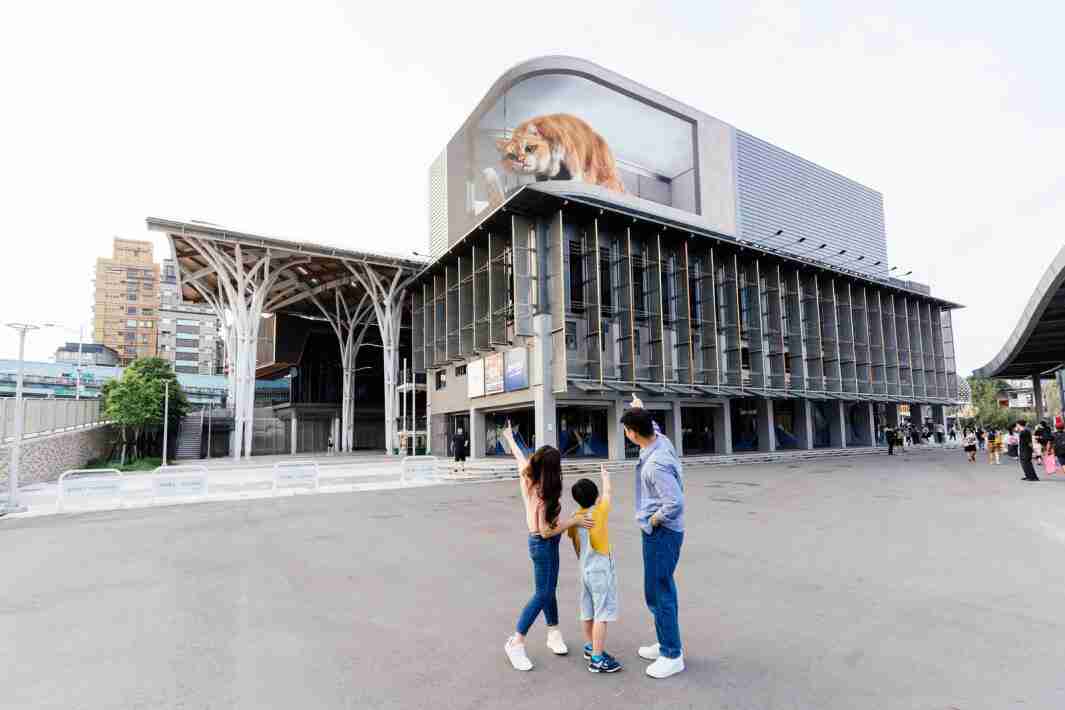 森林舞会打造全台最大户外裸视3D LED弧形萤幕，，，，将超立体的软萌胖橘猫动画活跃于顶楼外墙