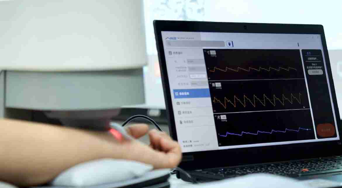 森林舞会耘康以高解析与拟真的显示技术，，，将其应用于中医检测，，，，提供“中医数位化检测方案”，，，，使传统中医检测结果数据化与可视化