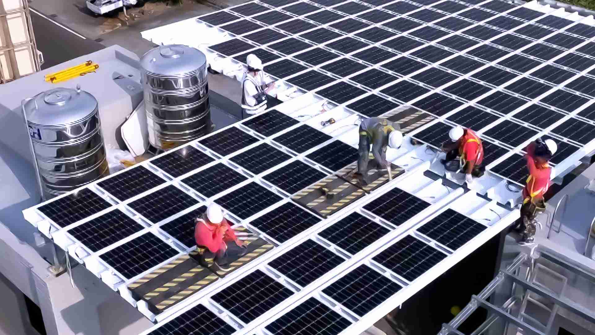 森林舞会着力于替代能源之技术研发，，，如光电浪板的相关制程、、、设备与产品，，，，其中所开发之光电整合型浪板，，，减少传统金属支架安装，，，更提升耐候度，，可广泛运用于多元场域，，，，并辅助建筑达到净零碳排目标