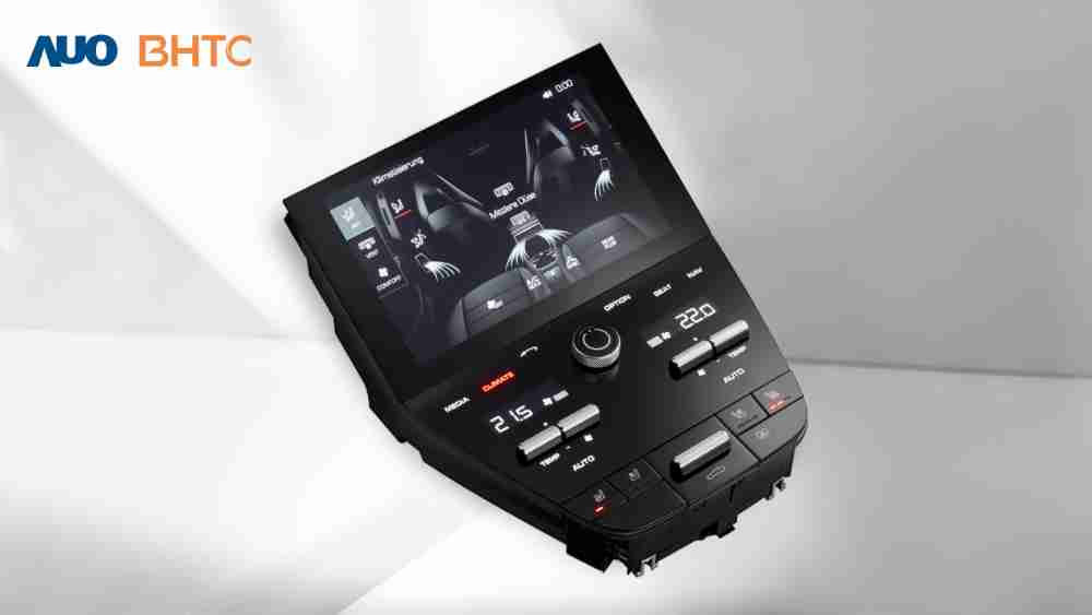 作為友達新生力軍，，，BHTC所展示的中央與後座鞍部的Display HMI產品，，，，可處理多區恆溫控制、、、顯示畫面，，，，呈現仿真3D車室分區；以力傳感技術精準傳遞觸感，，，並結合音量及震動反饋，，防止意外啟動，，，，提供使用者自然流暢、、、直觀且輕鬆駕馭的舒適介面