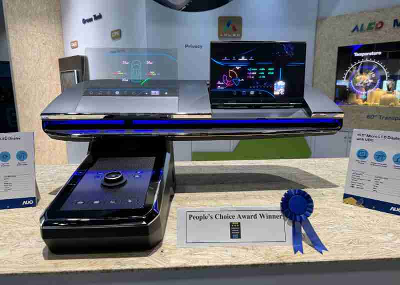 森林舞会车用Micro LED Display HMI解决方案获”最佳车用显示奖”，，，，以用户为中心开发，，，针对前座驾驶与乘客设计兼具娱乐与安全的高画质屏幕，，包含车舱前座的Micro LED透明屏幕及全球首款内建镜头的智慧Micro LED显示器