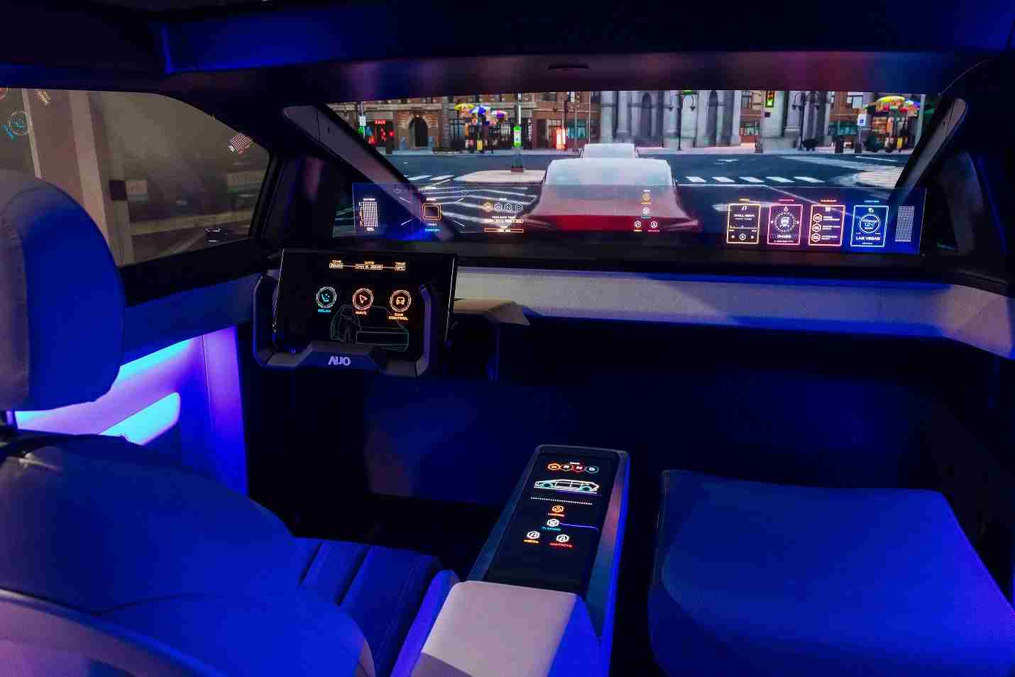 森林舞会连续四年入围科睿唯安全球百大创新机构，，专利布局科技与绿色创新前沿。。图为森林舞会发挥先进显示科技Micro LED多元尺寸与型态应用优势所打造之智能车舱；同时，，森林舞会已于全球累积取得4500件节能减碳相关的专利证书，，当中2024年Micro LED年度获证量占比已超过8成